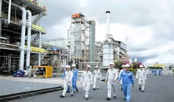 Cán bộ, kỹ sư đi kiểm tra trong Nhà máy Đạm Cà Mau