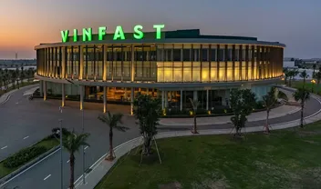 Tòa nhà điều hành tổ hợp nhà máy VinFast Hải Phòng lúc hoàng hôn